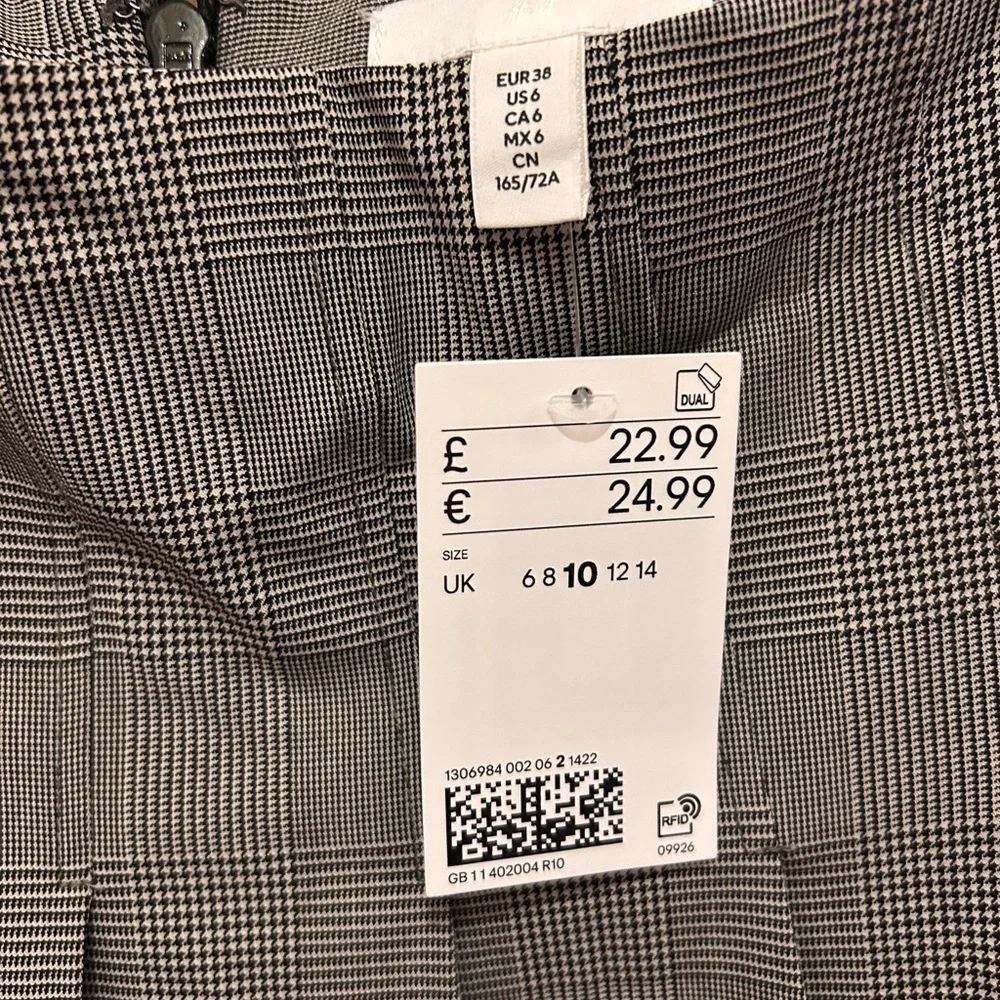 NWT H&M Classic Gray Plaid Women's Skirt. Size US 6